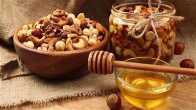 العسل بالمكسرات.. ماذا يحدث للجسم عند الجمع بينهما؟