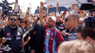 محمد صلاح يعد جماهير طرابزون سبور بالألقاب.. ويبدأ رحلة جديدة وسط استقبال تاريخي