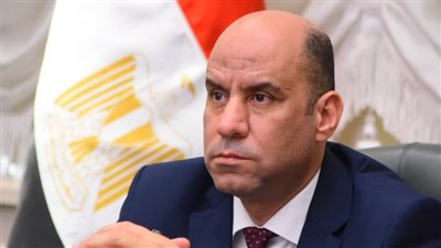 وزير العمل يتابع حادث انقلاب سيارة تقل عمالًا بالجيزة