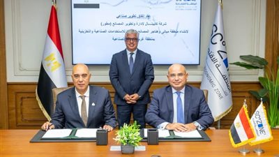 رئيس اقتصادية قناة السويس يشهد توقيع عقد 