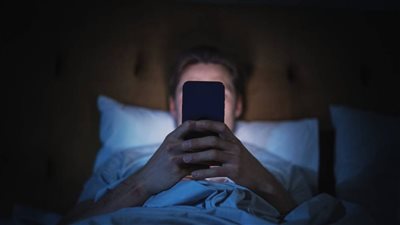 الساعة الذهبية للنوم.. استشاري أمراض النوم يحذر من الهاتف قبل النوم