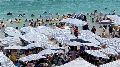 زحام شديد ورحلات المحافظات ترفع إشغالات شواطئ الإسكندرية إلى 100%