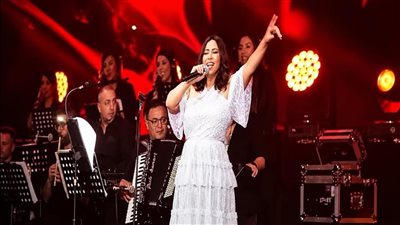 أول تعليق من شيرين بعد عودتها للمسرح.. 