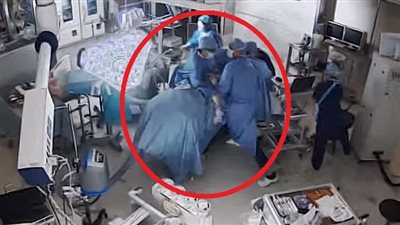 أطباء يتمسكون بمريض خلال عملية جراحية أثناء زلزال بقوة 7.1 ريختر.. شاهد 