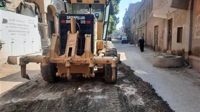  تمهيد الطرق بقرية بني شقير بمنفلوط لتحسين السيولة المرورية