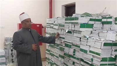 رئيس منطقة قنا الأزهرية يتفقد مركز توزيع الكتب 