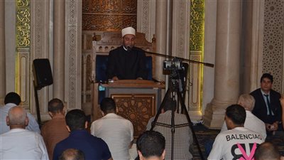 مسجد السيدة زينب يواصل إقامة مجلس الصلاة على النبي وقراءة «البردة» أسبوعيًا