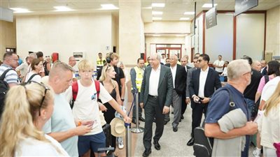 وزير الطيران يبحث مع محافظ مطروح والقطاع السياحي سبل تنمية الحركة الجوية الوافدة