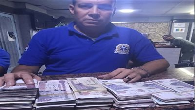 مسعف يعيد 129 ألف جنيه عثر عليها أثناء نقل مصابي حادث بالإسكندرية