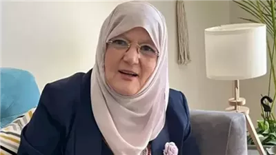 شمس البارودي توجه رسالة في إطار ساخر 