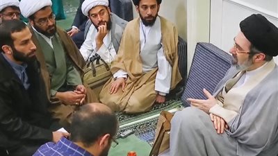 بعد 5 أشهر من الاختفاء .. إيران تنشر أول فيديو لمجتبى خامنئي المرشد الأعلى  