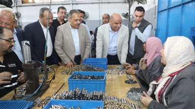 وزير العمل ومحافظ الشرقية في حوار إنساني مع عمال «الأهرام لنظم الأمان»