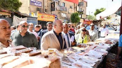 محافظ الفيوم يتابع توافر السلع وجودة الخبز خلال جولة بسنورس