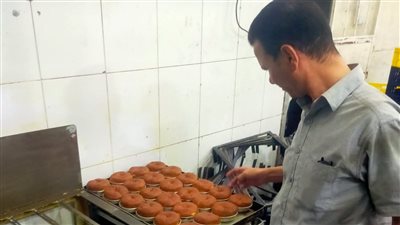 ضبط مصنع حلويات شرقية يستخدم ثاني أكسيد التيتانيوم بالفيوم 
