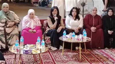 نبيلة مكرم وسط سيدات وفتيات عزبة حمادة.. حكايات من القلب عن بطولات المرأة 