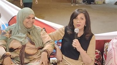 نبيلة مكرم تحتضن قصص بطولات سيدات عزبة حمادة بالمطرية ضمن مبادرة «إنتِ قوية كده إزاي؟»