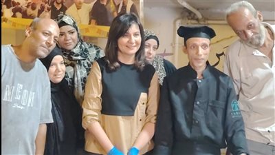 نبيلة مكرم تشارك أهالي عزبة حمادة في تحضير الزلابيا.. أجواء من الود والتعاون تجمعها بسيدات المنطقة