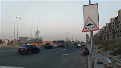 استكمال تطوير طريق الحي الإيطالي بحدائق أكتوبر وبدء تركيب مطبات صناعية