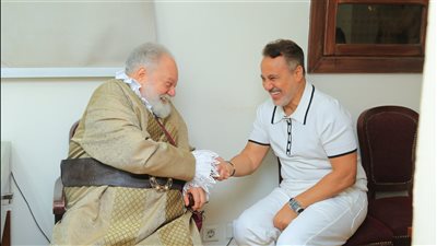 صور.. رئيس البيت الفني للمسرح يحتفي بنجاح مسرحية الملك لير 
