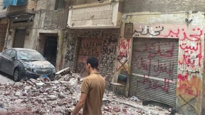 انهيار شرفة عقار يتسبب فى تحطم سيارة وسط الإسكندرية 