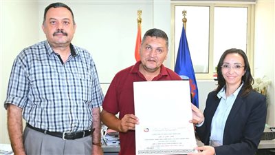 محافظ البحيرة تكرم عاملًا بمحطة طلمبات البصيلي