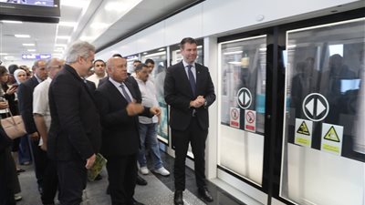 وزير النقل يستقبل نظيره المجري بالعاصمة الجديدة ويستقلان مونوريل شرق النيل
