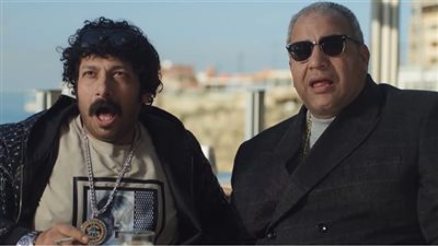 بيومي فؤاد ومحمد ثروت شقيقان في فيلم «ورا الكنبة»