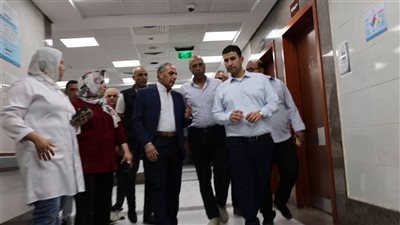 محافظ الإسماعيلية ونائبه في المستشفيات لمتابعة تداعيات حادث الدواويس