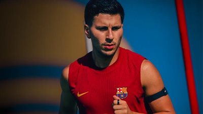 برشلونة يعلن إصابة نجمه بقطع في الرباط الصليبي 