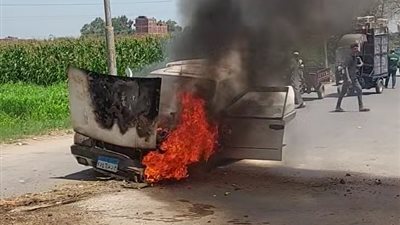 تفحم سيارة ملاكي على طريق 