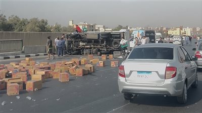 شاهد |انقلاب شاحنة محملة بالزجاج على الدائري.. وشلل مروري عند نزلة الرماية