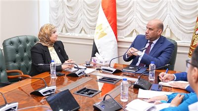 نقيب التمريض ووزير العمل يناقشان تدريب وتأهيل الكوادر التمريضية وتوفير فرص عمل للخريجين