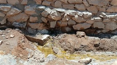 تجاهل أزمة تسريب المياه يهدد منازل نجع السايح بأسوان.. والأهالي: نريد حلاً جذريًا قبل وقوع كارثة