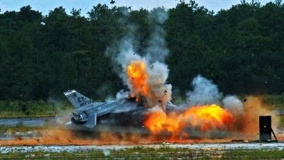 لحظة تحطم مقاتلة F-16 خلال تدريب عسكري ونجاة قائدها.. فيديو