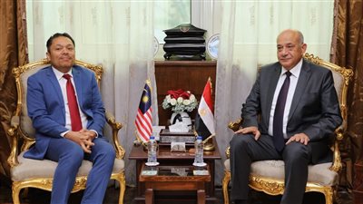 سفير ماليزيا يبحث مع ميناء الإسكندرية تعزيز التعاون في النقل البحري واللوجستيات