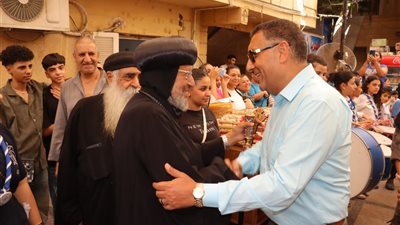 محافظ القليوبية يهنئ الأنبا مرقس بصوم السيدة العذراء بكنيسة مسطرد 