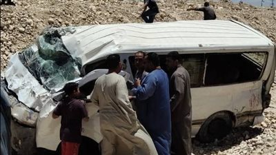 إصابة 10 أشخاص في انقلاب سيارة ميكروباص على طريق قفط القصير 