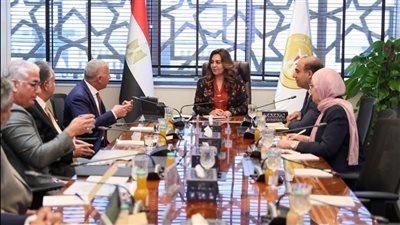 وزيرة التنمية المحلية تبحث مع عدد من المستثمرين تكنولوجيات حديثة لمعالجة وتدوير المخلفات