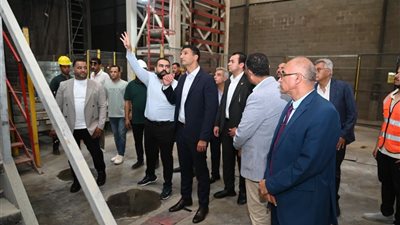 وزير الصناعة يتفقد مجمع 