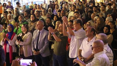 صور.. رئيس هيئة قصور الثقافة يشاهد حفل شارع الفن بالإسكندرية