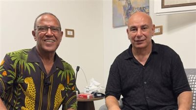 صور.. حسام حسن وأسرته في ضيافة مسرحية الساحل الشرير