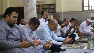 محافظ السويس يؤدي صلاة الجمعة وسط أهالي حي فيصل.. ويتابع مطالبهم الخدمية 