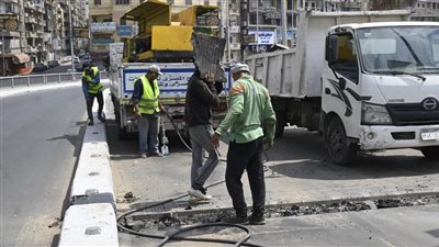 إستكمال الفواصل المعدنية بكوبري دمنهور العلوي 
