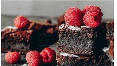 طرق تحضير براونيز غني بالشوكولاتة ومزين بالتوت