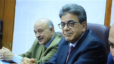 نقيب الأطباء البيطريين: خفض قبول الطلاب بالكليات 20% ومنع التراخيص دون وجود مستشفى