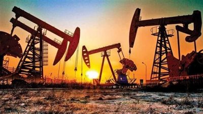 رويترز: تراجع أسعار النفط وسط زيادة الإمدادات الخليجية 