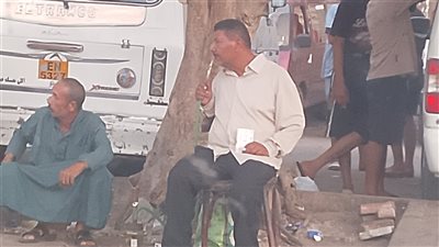 موظف بمشروع المواقف ببنها يدير الموقف بـ «الشيشة»