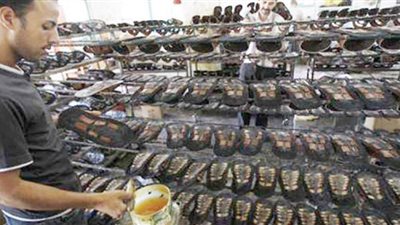مصانع الأحذية تطالب الحكومة بوقف الاستيراد نهائياً استنادا إلى 