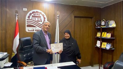 وكيل التربية والتعليم بقنا يكرم الموظفة المثالية تقديرًا لعطائها ومسيرتها الوظيفية