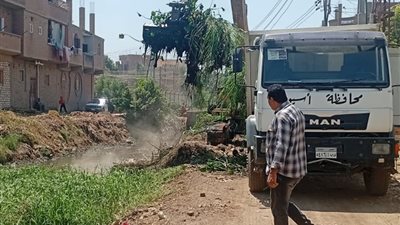 محافظ أسيوط: استمرار تطهير الترع والمصارف ورفع 60 طنًا من نواتج التطهير 